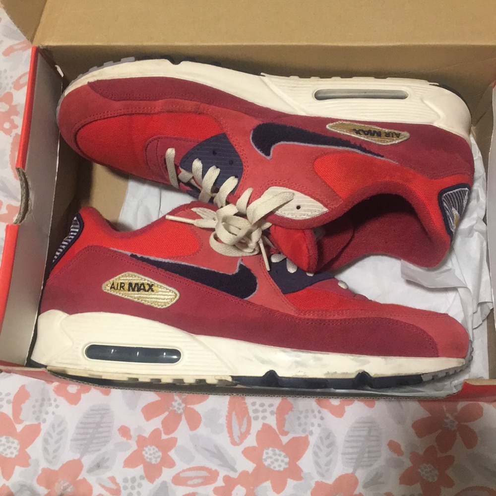 I’m selling a Nike AirMax pair of shoes,